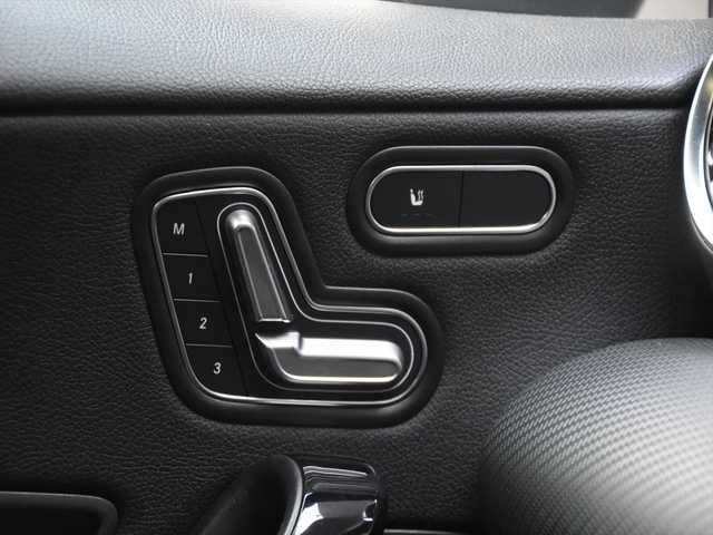 メルセデス・ベンツ Ｍ・ベンツ Ａ１８０ スタイル 和歌山県 2018(平30)年 5.1万km 黒 純ナビ /Bカメラ /TV /CarPlay /レーダーセーフティパッケージ /ハーフレザー /シートヒーター /パワーシート /キーレスゴー /パドルシフト /ドラレコ /純16incAW /LEDライト /ETC/スペアキー