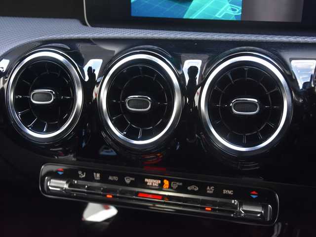 メルセデス・ベンツ Ｍ・ベンツ Ａ１８０ スタイル 和歌山県 2018(平30)年 5.1万km 黒 純ナビ /Bカメラ /TV /CarPlay /レーダーセーフティパッケージ /ハーフレザー /シートヒーター /パワーシート /キーレスゴー /パドルシフト /ドラレコ /純16incAW /LEDライト /ETC/スペアキー