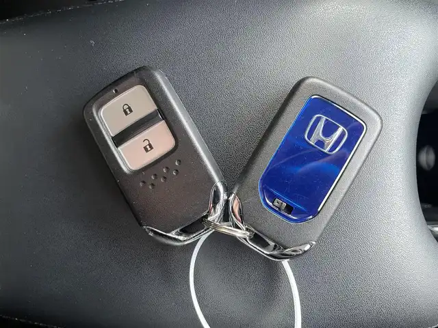 ホンダ ヴェゼル ハイブリッド 静岡県 2017(平29)年 5.5万km ホワイトオーキッドパール 純正ナビ　/・フルセグＴＶ　/・Ｂｌｕｅｔｏｏｔｈ接続　/・ＤＶＤ再生　/・ＵＳＢ入力端子　/ホンダセンシング/バックカメラ　/プッシュスタート　/スマートキー　/スペアキー　/ルーフレール/電動パーキングブレーキ/オートブレーキホールド　/前席シートヒーター　/ハーフレザーシート/ＬＥＤオートライト/ビルトインETC