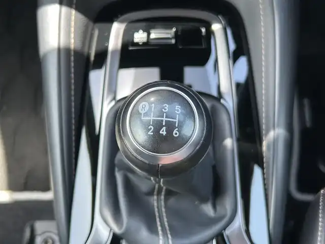 トヨタ カローラツーリング ダブルバイビー 福岡県 2022(令4)年 1.4万km センシュアルレッドマイカ ワンオーナー/禁煙車/純正ナビ（AM/FM/BT）/レーダークルーズコントロール/前席シートヒーター/ステアリングヒーター/バックカメラ/クリアランスソナー/ビルトインETC/LEDライト/オートハイビーム/フォグライト/ウインカーミラー/プッシュスタート/スマートキー/スペア×１/横滑り防止装置/レーンキープアシスト/純正フロアマット/純正１７インチアルミホイール/保証書/取扱説明書