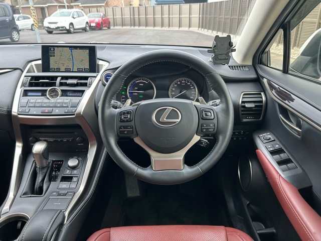 レクサス ＮＸ 300h バージョンL 千葉県 2014(平26)年 3.1万km ソニッククォーツ 純正SDナビ/フルセグTV/Bluetooth/USB接続/CD/DVD再生/バックカメラ/全方位カメラ/ETC/レーンキープアシスト/プリクラッシュセーフティ/横滑り防止装置/ブレーキホールド/クルーズコントロール/パワーバックドア/メモリ付きパワーシート/ステアリングヒーター/シートヒーター/シートエアコン/純正１８インチアルミホイール/純正フロアマット