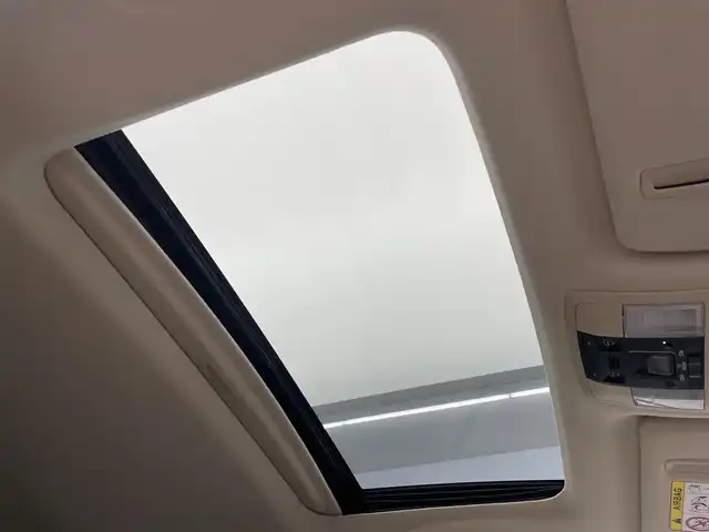 トヨタ ランドクルーザー プラド TX Lパッケージ マットブラED 鹿児島県 2023(令5)年 2.2万km ホワイトパールクリスタルシャイン 禁煙車/４WD/トヨタセーフティセンス/　・プリクラッシュセーフティ/　・レーンディバーチャーアラート/　・オートマチックハイビーム/　・レーダークルーズコントロール/サンルーフ/シートベンチレーション/前後コーナーセンサー/電動格納サードシート/ナビ機能付きディスプレイオーディオ/　・Bluetooth/　・USB/　・AppleCarPlay/　・AndroidAuto/ETC2.0/ドライブレコーダー/純正フロアマット/純正ドアバイザー/全席オートパワーウィンドウ/ステアリングリモコン/電動格納ミラー