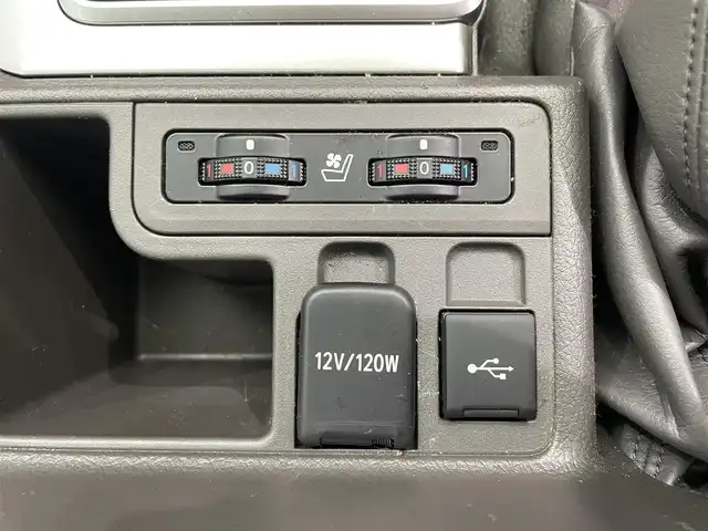 トヨタ ランドクルーザー プラド TX Lパッケージ マットブラED 鹿児島県 2023(令5)年 2.2万km ホワイトパールクリスタルシャイン 禁煙車/４WD/トヨタセーフティセンス/　・プリクラッシュセーフティ/　・レーンディバーチャーアラート/　・オートマチックハイビーム/　・レーダークルーズコントロール/サンルーフ/シートベンチレーション/前後コーナーセンサー/電動格納サードシート/ナビ機能付きディスプレイオーディオ/　・Bluetooth/　・USB/　・AppleCarPlay/　・AndroidAuto/ETC2.0/ドライブレコーダー/純正フロアマット/純正ドアバイザー/全席オートパワーウィンドウ/ステアリングリモコン/電動格納ミラー