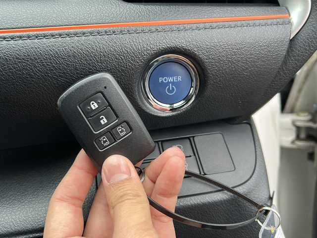 トヨタ シエンタ ハイブリッド G クエロ 岐阜県 2019(平31)年 1.2万km ホワイトパールクリスタルシャイン 登録時走行距離11688km/純正7インチナビ/バックモニター/フルセグテレビ/両側パワースライドドア/トヨタセーフティセンス/社外アルミホイール/純正フロアマット/LEDヘッドライト/ハーフレザーシート/オレンジステッチ/ビルトインETC/スマートキー/プッシュスタート/禁煙車/Bluetooth接続/レーンキープアシスト