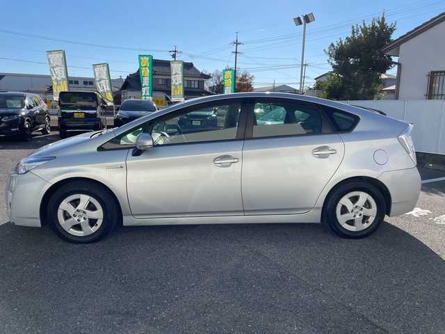 トヨタ プリウス S 愛知県 2011(平23)年 12.2万km シルバーM 純正SDナビ/【フルセグ・DVD再生可・CD・Bluetooth】/バックカメラ/ビルトインETC/オートライト/ステアリングスイッチ/プッシュスタート/スマートキー/スペアキーあり/純正フロアマット/純正ドアバイザー