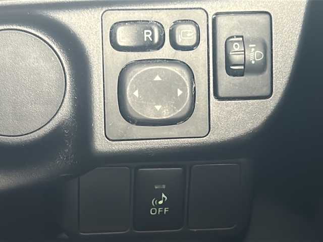 トヨタ アクア S 岐阜県 2015(平27)年 5.7万km ライムホワイトパールクリスタルシャイン ワンオーナー/純正ナビ/AM/FM/DISC/SD/ワンセグTV/Blurtooth/AUX/横滑り防止装置/EVMODE/ECOMODE/オートエアコン/電動格納ミラー/冬用タイヤ4本/スペアキー