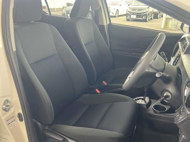 トヨタ アクア S 岐阜県 2015(平27)年 5.7万km ライムホワイトパールクリスタルシャイン ワンオーナー/純正ナビ/AM/FM/DISC/SD/ワンセグTV/Blurtooth/AUX/横滑り防止装置/EVMODE/ECOMODE/オートエアコン/電動格納ミラー/冬用タイヤ4本/スペアキー