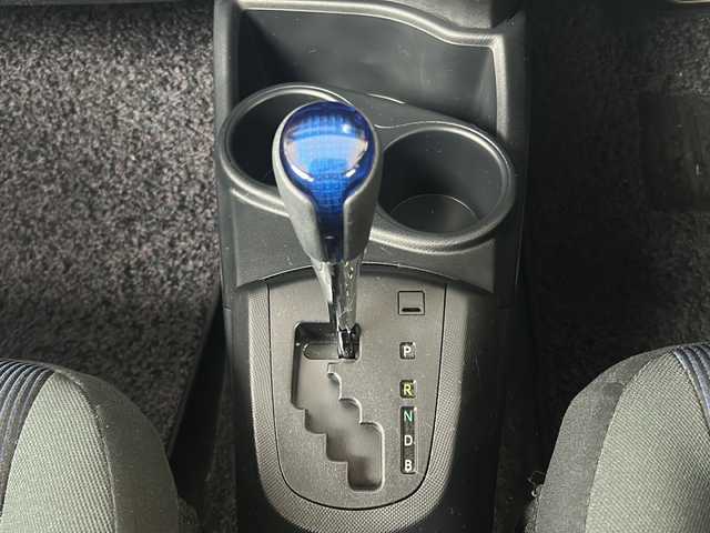 トヨタ アクア S 岐阜県 2015(平27)年 5.7万km ライムホワイトパールクリスタルシャイン ワンオーナー/純正ナビ/AM/FM/DISC/SD/ワンセグTV/Blurtooth/AUX/横滑り防止装置/EVMODE/ECOMODE/オートエアコン/電動格納ミラー/冬用タイヤ4本/スペアキー