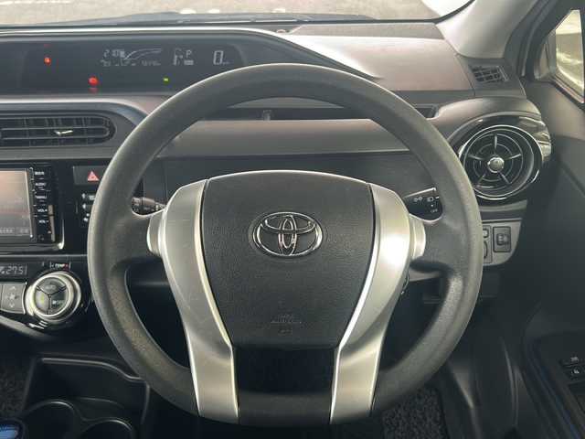 トヨタ アクア S 岐阜県 2015(平27)年 5.7万km ライムホワイトパールクリスタルシャイン ワンオーナー/純正ナビ/AM/FM/DISC/SD/ワンセグTV/Blurtooth/AUX/横滑り防止装置/EVMODE/ECOMODE/オートエアコン/電動格納ミラー/冬用タイヤ4本/スペアキー