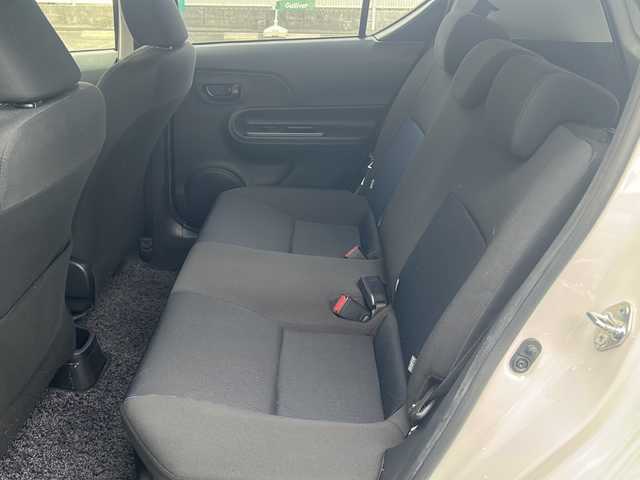 トヨタ アクア S 岐阜県 2015(平27)年 5.7万km ライムホワイトパールクリスタルシャイン ワンオーナー/純正ナビ/AM/FM/DISC/SD/ワンセグTV/Blurtooth/AUX/横滑り防止装置/EVMODE/ECOMODE/オートエアコン/電動格納ミラー/冬用タイヤ4本/スペアキー