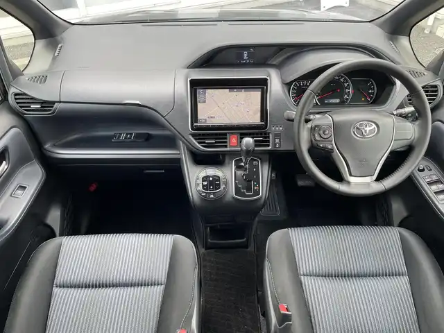 トヨタ ヴォクシー ZS 埼玉県 2014(平26)年 12.5万km ブラック (株)IDOMが運営する【じしゃロン川越店】の自社ローン専用車両になります。/こちらは現金またはオートローンご利用時の価格です。/自社ローンご希望の方は別途その旨お申付け下さい/純正ＳＤナビ/（AM/FM/CD/DVD/BT)/バックカメラ　/フルセグＴＶ　/ＥＴＣ　/フリップダウンモニター　/両側パワースライドドア　/ステアリングスイッチ　/ウインカミラー　/ＬＥＤヘッドライト　/オートライト　/フォグランプ