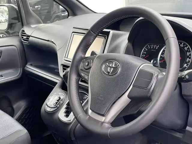 トヨタ ヴォクシー ZS 埼玉県 2014(平26)年 12.5万km ブラック (株)IDOMが運営する【じしゃロン川越店】の自社ローン専用車両になります。/こちらは現金またはオートローンご利用時の価格です。/自社ローンご希望の方は別途その旨お申付け下さい/純正ＳＤナビ/（AM/FM/CD/DVD/BT)/バックカメラ　/フルセグＴＶ　/ＥＴＣ　/フリップダウンモニター　/両側パワースライドドア　/ステアリングスイッチ　/ウインカミラー　/ＬＥＤヘッドライト　/オートライト　/フォグランプ