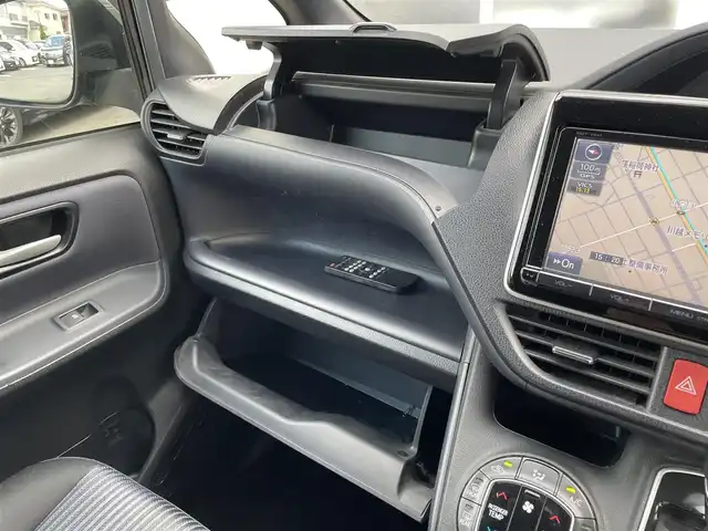 トヨタ ヴォクシー ZS 埼玉県 2014(平26)年 12.5万km ブラック (株)IDOMが運営する【じしゃロン川越店】の自社ローン専用車両になります。/こちらは現金またはオートローンご利用時の価格です。/自社ローンご希望の方は別途その旨お申付け下さい/純正ＳＤナビ/（AM/FM/CD/DVD/BT)/バックカメラ　/フルセグＴＶ　/ＥＴＣ　/フリップダウンモニター　/両側パワースライドドア　/ステアリングスイッチ　/ウインカミラー　/ＬＥＤヘッドライト　/オートライト　/フォグランプ