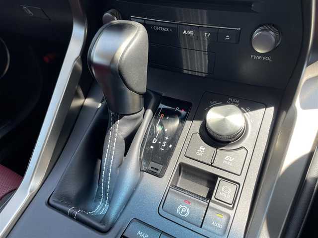 レクサス ＮＸ 300h Fスポーツ 東京都 2018(平30)年 4万km 黒 純正ナビ/バックカメラ/レザーシート/ETC2.0/BSM/プリクラッシュセーフティ/純正18インチアルミホイール/レーダークルーズコントロール/フルセグTV/LEDヘッドライト/シートヒーター/シートエアコン/プッシュスタート