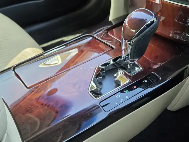 トヨタ クラウン マジェスタ Fバージョン 鹿児島県 2014(平26)年 4.8万km ホワイトパールクリスタルシャイン ムーンルーフ　/レーダークルーズコントロール　/ウッドコンビハンドル　/ビルトインＥＴＣ　/全席シートヒーター　/全席パワーシート　/Ｄ＋Ｎ席シートベンチレーション　/ステアリングヒーター　/レザーシート/ＭＴモード付きＡＴ/純正ＨＤＤナビ/Bluetoothオーディオ/フルセグテレビ/純正アルミホイール(17インチ)/プッシュスタート/スマートキー/エアバッグ(W+サイド)/カーテンエアバッグ