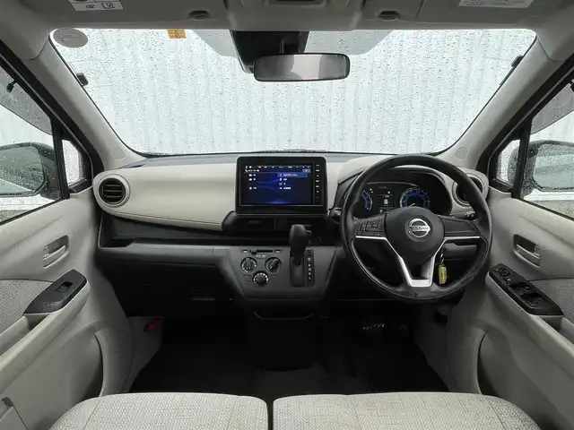 日産 デイズ S 滋賀県 2023(令5)年 0.2万km スターリングシルバーM 純正9インチナビ/・AM/FM/・SD/・Bluetooth/・フルセグTV/USB充電/エマージェンシーブレーキ/車線逸脱警報/先行者発進お知らせ/ソナー/オートヘッドライト/ヘッドライトレベライザー/電動格納ミラー/ドアバイザー/リモコンキー