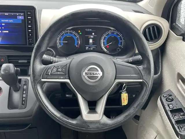 日産 デイズ S 滋賀県 2023(令5)年 0.2万km スターリングシルバーM 純正9インチナビ/・AM/FM/・SD/・Bluetooth/・フルセグTV/USB充電/エマージェンシーブレーキ/車線逸脱警報/先行者発進お知らせ/ソナー/オートヘッドライト/ヘッドライトレベライザー/電動格納ミラー/ドアバイザー/リモコンキー