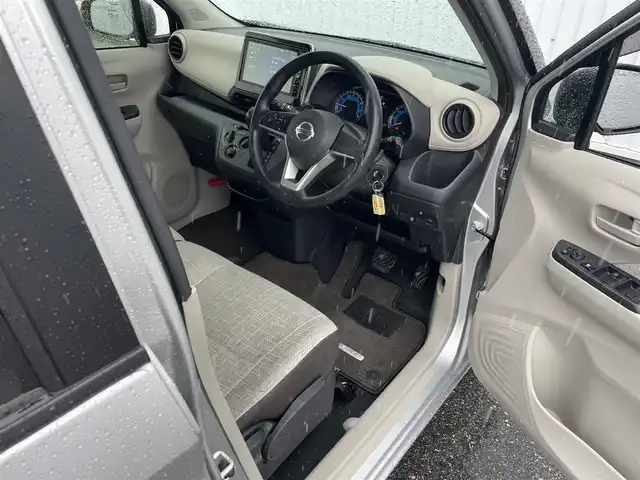 日産 デイズ S 滋賀県 2023(令5)年 0.2万km スターリングシルバーM 純正9インチナビ/・AM/FM/・SD/・Bluetooth/・フルセグTV/USB充電/エマージェンシーブレーキ/車線逸脱警報/先行者発進お知らせ/ソナー/オートヘッドライト/ヘッドライトレベライザー/電動格納ミラー/ドアバイザー/リモコンキー