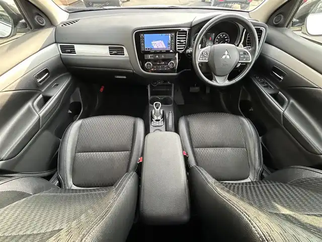 三菱 アウトランダー ＰＨＥＶ スポーツスタイルエディション 群馬県 2015(平27)年 9.6万km シルキーホワイト (株)IDOMが運営する【じしゃロン伊勢崎店】の自社ローン専用車両になりますこちらは現金またはオートローンご利用時の価格です。自社ローンご希望の方は別途その旨お申付け下さい/純正SDナビゲーション/バックカメラ/CD/DVD/SD/BT/DTV/パワーバックドア/レーダークルーズコントロール/パドルシフト/前席シートヒーター/AC100V電源/コーナーセンサー/ETC/純正フロアマット/充電ケーブル