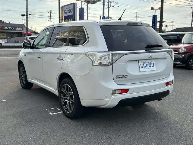 三菱 アウトランダー ＰＨＥＶ スポーツスタイルエディション 群馬県 2015(平27)年 9.6万km シルキーホワイト (株)IDOMが運営する【じしゃロン伊勢崎店】の自社ローン専用車両になりますこちらは現金またはオートローンご利用時の価格です。自社ローンご希望の方は別途その旨お申付け下さい/純正SDナビゲーション/バックカメラ/CD/DVD/SD/BT/DTV/パワーバックドア/レーダークルーズコントロール/パドルシフト/前席シートヒーター/AC100V電源/コーナーセンサー/ETC/純正フロアマット/充電ケーブル