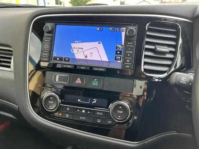 三菱 アウトランダー ＰＨＥＶ スポーツスタイルエディション 群馬県 2015(平27)年 9.6万km シルキーホワイト (株)IDOMが運営する【じしゃロン伊勢崎店】の自社ローン専用車両になりますこちらは現金またはオートローンご利用時の価格です。自社ローンご希望の方は別途その旨お申付け下さい/純正SDナビゲーション/バックカメラ/CD/DVD/SD/BT/DTV/パワーバックドア/レーダークルーズコントロール/パドルシフト/前席シートヒーター/AC100V電源/コーナーセンサー/ETC/純正フロアマット/充電ケーブル
