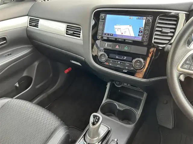 三菱 アウトランダー ＰＨＥＶ スポーツスタイルエディション 群馬県 2015(平27)年 9.6万km シルキーホワイト (株)IDOMが運営する【じしゃロン伊勢崎店】の自社ローン専用車両になりますこちらは現金またはオートローンご利用時の価格です。自社ローンご希望の方は別途その旨お申付け下さい/純正SDナビゲーション/バックカメラ/CD/DVD/SD/BT/DTV/パワーバックドア/レーダークルーズコントロール/パドルシフト/前席シートヒーター/AC100V電源/コーナーセンサー/ETC/純正フロアマット/充電ケーブル