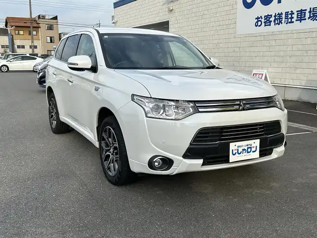 三菱 アウトランダー ＰＨＥＶ スポーツスタイルエディション 群馬県 2015(平27)年 9.6万km シルキーホワイト (株)IDOMが運営する【じしゃロン伊勢崎店】の自社ローン専用車両になりますこちらは現金またはオートローンご利用時の価格です。自社ローンご希望の方は別途その旨お申付け下さい/純正SDナビゲーション/バックカメラ/CD/DVD/SD/BT/DTV/パワーバックドア/レーダークルーズコントロール/パドルシフト/前席シートヒーター/AC100V電源/コーナーセンサー/ETC/純正フロアマット/充電ケーブル