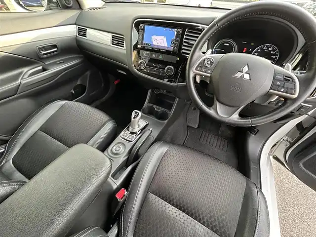 三菱 アウトランダー ＰＨＥＶ スポーツスタイルエディション 群馬県 2015(平27)年 9.6万km シルキーホワイト (株)IDOMが運営する【じしゃロン伊勢崎店】の自社ローン専用車両になりますこちらは現金またはオートローンご利用時の価格です。自社ローンご希望の方は別途その旨お申付け下さい/純正SDナビゲーション/バックカメラ/CD/DVD/SD/BT/DTV/パワーバックドア/レーダークルーズコントロール/パドルシフト/前席シートヒーター/AC100V電源/コーナーセンサー/ETC/純正フロアマット/充電ケーブル