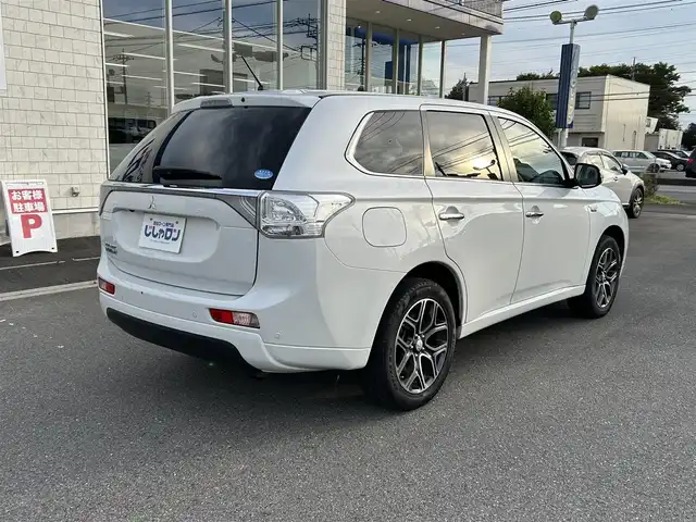 三菱 アウトランダー ＰＨＥＶ スポーツスタイルエディション 群馬県 2015(平27)年 9.6万km シルキーホワイト (株)IDOMが運営する【じしゃロン伊勢崎店】の自社ローン専用車両になりますこちらは現金またはオートローンご利用時の価格です。自社ローンご希望の方は別途その旨お申付け下さい/純正SDナビゲーション/バックカメラ/CD/DVD/SD/BT/DTV/パワーバックドア/レーダークルーズコントロール/パドルシフト/前席シートヒーター/AC100V電源/コーナーセンサー/ETC/純正フロアマット/充電ケーブル