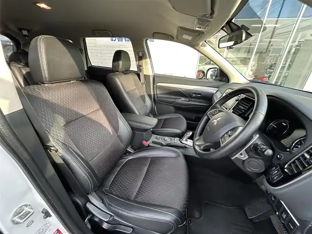 三菱 アウトランダー ＰＨＥＶ スポーツスタイルエディション 群馬県 2015(平27)年 9.6万km シルキーホワイト (株)IDOMが運営する【じしゃロン伊勢崎店】の自社ローン専用車両になりますこちらは現金またはオートローンご利用時の価格です。自社ローンご希望の方は別途その旨お申付け下さい/純正SDナビゲーション/バックカメラ/CD/DVD/SD/BT/DTV/パワーバックドア/レーダークルーズコントロール/パドルシフト/前席シートヒーター/AC100V電源/コーナーセンサー/ETC/純正フロアマット/充電ケーブル
