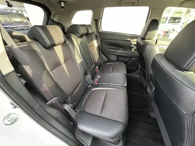 三菱 アウトランダー ＰＨＥＶ スポーツスタイルエディション 群馬県 2015(平27)年 9.6万km シルキーホワイト (株)IDOMが運営する【じしゃロン伊勢崎店】の自社ローン専用車両になりますこちらは現金またはオートローンご利用時の価格です。自社ローンご希望の方は別途その旨お申付け下さい/純正SDナビゲーション/バックカメラ/CD/DVD/SD/BT/DTV/パワーバックドア/レーダークルーズコントロール/パドルシフト/前席シートヒーター/AC100V電源/コーナーセンサー/ETC/純正フロアマット/充電ケーブル