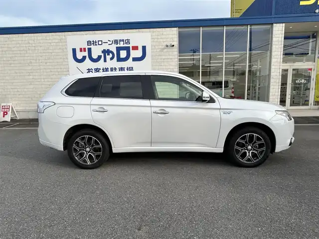 三菱 アウトランダー ＰＨＥＶ スポーツスタイルエディション 群馬県 2015(平27)年 9.6万km シルキーホワイト (株)IDOMが運営する【じしゃロン伊勢崎店】の自社ローン専用車両になりますこちらは現金またはオートローンご利用時の価格です。自社ローンご希望の方は別途その旨お申付け下さい/純正SDナビゲーション/バックカメラ/CD/DVD/SD/BT/DTV/パワーバックドア/レーダークルーズコントロール/パドルシフト/前席シートヒーター/AC100V電源/コーナーセンサー/ETC/純正フロアマット/充電ケーブル