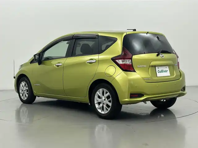 日産 ノート e－パワー メダリスト 熊本県 2017(平29)年 4.7万km オリーブグリーン 純正7インチナビMM3117D-W（DVD・フルセグ・BT・SD・AUX）/全周囲カメラ/インテリジェントルームミラー/エマージェンシーブレーキ/車線逸脱警報/横滑り防止措置/ダウンヒルアシスト/前後クリアランスソナー/インテリジェントルームミラー/電動格納ミラー/社外フロアマット/純正１５インチaw/オートライト/LEDヘッドライト/フォグランプ/スマートキー/プッシュスタート