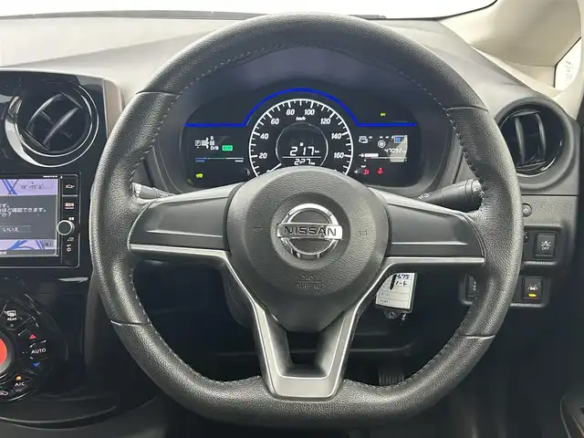 日産 ノート e－パワー メダリスト 熊本県 2017(平29)年 4.7万km オリーブグリーン 純正7インチナビMM3117D-W（DVD・フルセグ・BT・SD・AUX）/全周囲カメラ/インテリジェントルームミラー/エマージェンシーブレーキ/車線逸脱警報/横滑り防止措置/ダウンヒルアシスト/前後クリアランスソナー/インテリジェントルームミラー/電動格納ミラー/社外フロアマット/純正１５インチaw/オートライト/LEDヘッドライト/フォグランプ/スマートキー/プッシュスタート