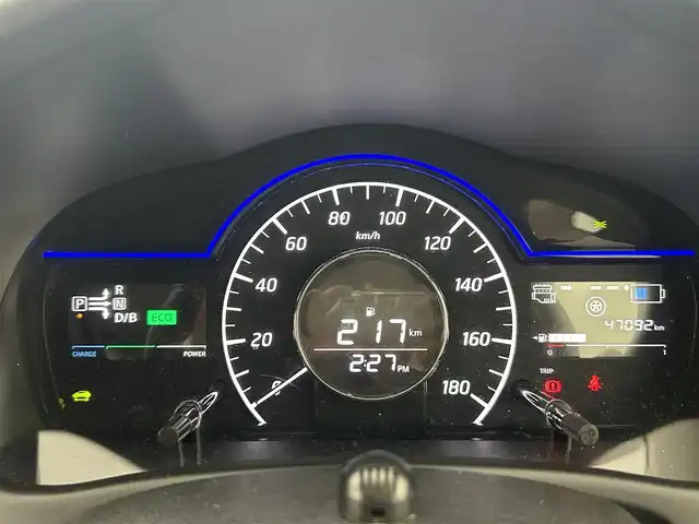 日産 ノート e－パワー メダリスト 熊本県 2017(平29)年 4.7万km オリーブグリーン 純正7インチナビMM3117D-W（DVD・フルセグ・BT・SD・AUX）/全周囲カメラ/インテリジェントルームミラー/エマージェンシーブレーキ/車線逸脱警報/横滑り防止措置/ダウンヒルアシスト/前後クリアランスソナー/インテリジェントルームミラー/電動格納ミラー/社外フロアマット/純正１５インチaw/オートライト/LEDヘッドライト/フォグランプ/スマートキー/プッシュスタート