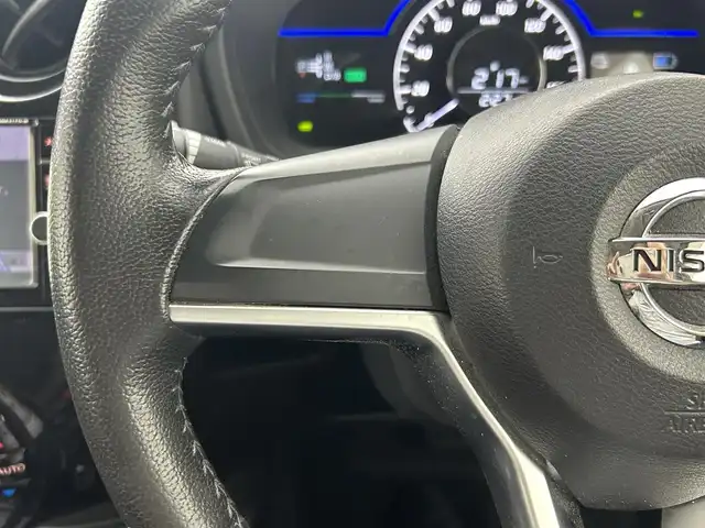 日産 ノート e－パワー メダリスト 熊本県 2017(平29)年 4.7万km オリーブグリーン 純正7インチナビMM3117D-W（DVD・フルセグ・BT・SD・AUX）/全周囲カメラ/インテリジェントルームミラー/エマージェンシーブレーキ/車線逸脱警報/横滑り防止措置/ダウンヒルアシスト/前後クリアランスソナー/インテリジェントルームミラー/電動格納ミラー/社外フロアマット/純正１５インチaw/オートライト/LEDヘッドライト/フォグランプ/スマートキー/プッシュスタート
