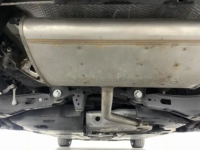トヨタ プリウス Sツーリングセレクション 福島県 2019(平31)年 5.7万km ホワイトパールクリスタルシャイン トヨタセーフティセンス/・プリクラッシュセーフティ/・レーンディパーチャーアラート/・レーダークルーズコントロール/・オートマチックハイビーム/純正9インチ大画面ナビ/・型番：NSZT-Y68T/・フルセグTV/Bluetooth/CD/DVD/・バックカメラ/・ETC/アイドリングストップ/革巻きステアリング/・ステアリングリモコン/レザーシート/・シートヒーター(運転席/助手席)/プッシュスタート/・スマートキー/・スペアキー/LEDヘッドライト/・オートライト/・フォグライト/純正フロアマット/ドアバイザー
