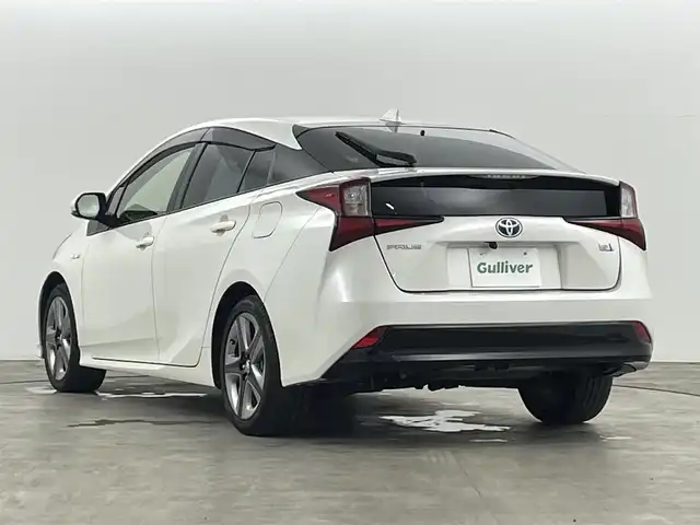 トヨタ プリウス Sツーリングセレクション 福島県 2019(平31)年 5.7万km ホワイトパールクリスタルシャイン トヨタセーフティセンス/・プリクラッシュセーフティ/・レーンディパーチャーアラート/・レーダークルーズコントロール/・オートマチックハイビーム/純正9インチ大画面ナビ/・型番：NSZT-Y68T/・フルセグTV/Bluetooth/CD/DVD/・バックカメラ/・ETC/アイドリングストップ/革巻きステアリング/・ステアリングリモコン/レザーシート/・シートヒーター(運転席/助手席)/プッシュスタート/・スマートキー/・スペアキー/LEDヘッドライト/・オートライト/・フォグライト/純正フロアマット/ドアバイザー