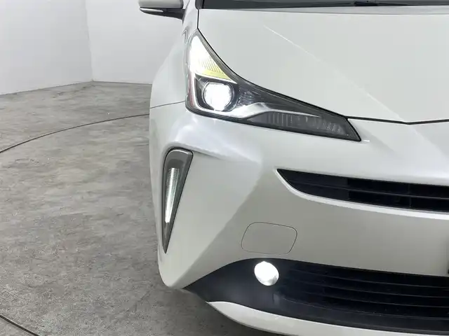 トヨタ プリウス Sツーリングセレクション 福島県 2019(平31)年 5.7万km ホワイトパールクリスタルシャイン トヨタセーフティセンス/・プリクラッシュセーフティ/・レーンディパーチャーアラート/・レーダークルーズコントロール/・オートマチックハイビーム/純正9インチ大画面ナビ/・型番：NSZT-Y68T/・フルセグTV/Bluetooth/CD/DVD/・バックカメラ/・ETC/アイドリングストップ/革巻きステアリング/・ステアリングリモコン/レザーシート/・シートヒーター(運転席/助手席)/プッシュスタート/・スマートキー/・スペアキー/LEDヘッドライト/・オートライト/・フォグライト/純正フロアマット/ドアバイザー