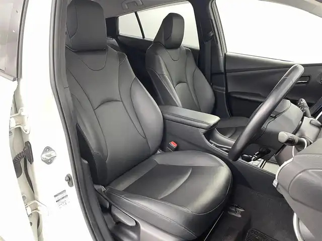 トヨタ プリウス Sツーリングセレクション 福島県 2019(平31)年 5.7万km ホワイトパールクリスタルシャイン トヨタセーフティセンス/・プリクラッシュセーフティ/・レーンディパーチャーアラート/・レーダークルーズコントロール/・オートマチックハイビーム/純正9インチ大画面ナビ/・型番：NSZT-Y68T/・フルセグTV/Bluetooth/CD/DVD/・バックカメラ/・ETC/アイドリングストップ/革巻きステアリング/・ステアリングリモコン/レザーシート/・シートヒーター(運転席/助手席)/プッシュスタート/・スマートキー/・スペアキー/LEDヘッドライト/・オートライト/・フォグライト/純正フロアマット/ドアバイザー