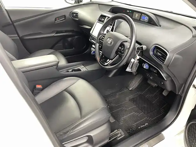 トヨタ プリウス Sツーリングセレクション 福島県 2019(平31)年 5.7万km ホワイトパールクリスタルシャイン トヨタセーフティセンス/・プリクラッシュセーフティ/・レーンディパーチャーアラート/・レーダークルーズコントロール/・オートマチックハイビーム/純正9インチ大画面ナビ/・型番：NSZT-Y68T/・フルセグTV/Bluetooth/CD/DVD/・バックカメラ/・ETC/アイドリングストップ/革巻きステアリング/・ステアリングリモコン/レザーシート/・シートヒーター(運転席/助手席)/プッシュスタート/・スマートキー/・スペアキー/LEDヘッドライト/・オートライト/・フォグライト/純正フロアマット/ドアバイザー