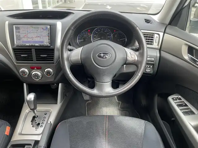 スバル フォレスター 2．0XS 埼玉県 2009(平21)年 6.9万km サテンホワイトパール /4WD//社外HDDナビ//クルーズコントロール//前2席シートヒーター//ETC//キーレス//キセノン//革巻きステアリング//前後ドライブレコーダー//W.サイド.カーテンエアバッグ//ABS//横滑り防止装置//前後フォグランプ//プライバシーガラス//ドアバイザー//純正16インチAW//スペアキー