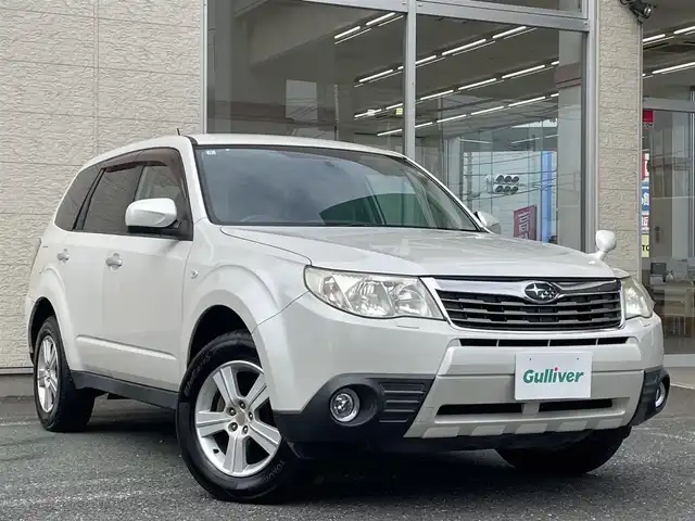 スバル フォレスター 2．0XS 埼玉県 2009(平21)年 6.9万km サテンホワイトパール /4WD//社外HDDナビ//クルーズコントロール//前2席シートヒーター//ETC//キーレス//キセノン//革巻きステアリング//前後ドライブレコーダー//W.サイド.カーテンエアバッグ//ABS//横滑り防止装置//前後フォグランプ//プライバシーガラス//ドアバイザー//純正16インチAW//スペアキー