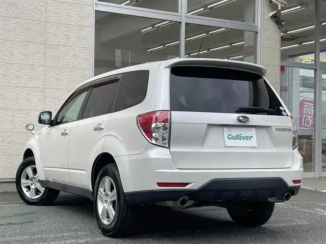 スバル フォレスター 2．0XS 埼玉県 2009(平21)年 6.9万km サテンホワイトパール /4WD//社外HDDナビ//クルーズコントロール//前2席シートヒーター//ETC//キーレス//キセノン//革巻きステアリング//前後ドライブレコーダー//W.サイド.カーテンエアバッグ//ABS//横滑り防止装置//前後フォグランプ//プライバシーガラス//ドアバイザー//純正16インチAW//スペアキー