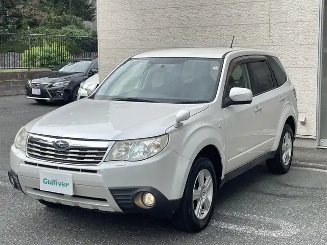 スバル フォレスター 2．0XS 埼玉県 2009(平21)年 6.9万km サテンホワイトパール /4WD//社外HDDナビ//クルーズコントロール//前2席シートヒーター//ETC//キーレス//キセノン//革巻きステアリング//前後ドライブレコーダー//W.サイド.カーテンエアバッグ//ABS//横滑り防止装置//前後フォグランプ//プライバシーガラス//ドアバイザー//純正16インチAW//スペアキー