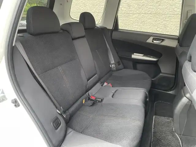 スバル フォレスター 2．0XS 埼玉県 2009(平21)年 6.9万km サテンホワイトパール /4WD//社外HDDナビ//クルーズコントロール//前2席シートヒーター//ETC//キーレス//キセノン//革巻きステアリング//前後ドライブレコーダー//W.サイド.カーテンエアバッグ//ABS//横滑り防止装置//前後フォグランプ//プライバシーガラス//ドアバイザー//純正16インチAW//スペアキー