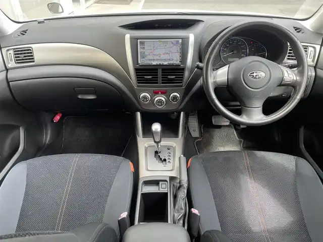 スバル フォレスター 2．0XS 埼玉県 2009(平21)年 6.9万km サテンホワイトパール /4WD//社外HDDナビ//クルーズコントロール//前2席シートヒーター//ETC//キーレス//キセノン//革巻きステアリング//前後ドライブレコーダー//W.サイド.カーテンエアバッグ//ABS//横滑り防止装置//前後フォグランプ//プライバシーガラス//ドアバイザー//純正16インチAW//スペアキー