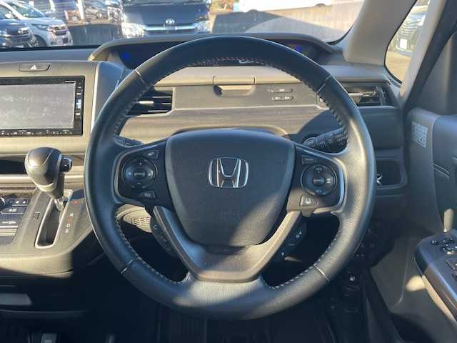 ホンダ フリード G ホンダセンシング 静岡県 2017(平29)年 7万km ホワイトオーキッドパール ●純正ナビ/(ワンセグ/CD/DVD/Bluetooth)/(ギャザズ/VXM-175VFi)/●ハーフレザーシート/●バックカメラ/●アダプティブクルーズコントロール/●衝突被害軽減システム/●レーンキープアシスト/●ワイパーデアイサー/●フォグランプ/●オートライト/●革巻きステアリング/●ステアリングスイッチ/●ETC/●両側パワースライドドア/●電動格納ウィンカーミラー/●ドアバイザー/●スマートキー/●プッシュスタート/●純正15インチアルミホイール/●ダブル+サイド+カーテンSRS+ABS/●保証書/●取扱説明書