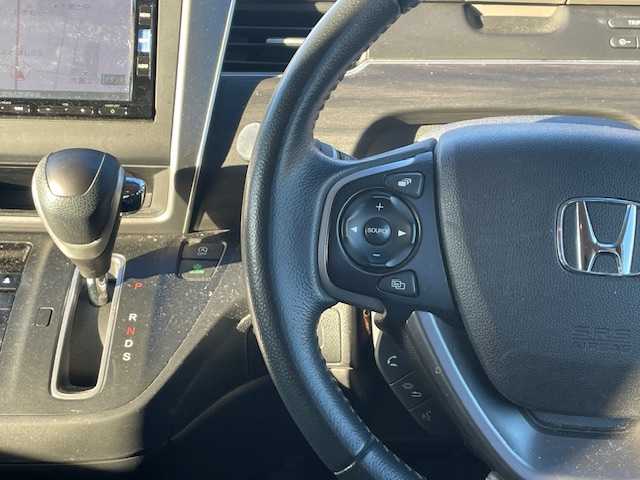 ホンダ フリード G ホンダセンシング 静岡県 2017(平29)年 7万km ホワイトオーキッドパール ●純正ナビ/(ワンセグ/CD/DVD/Bluetooth)/(ギャザズ/VXM-175VFi)/●ハーフレザーシート/●バックカメラ/●アダプティブクルーズコントロール/●衝突被害軽減システム/●レーンキープアシスト/●ワイパーデアイサー/●フォグランプ/●オートライト/●革巻きステアリング/●ステアリングスイッチ/●ETC/●両側パワースライドドア/●電動格納ウィンカーミラー/●ドアバイザー/●スマートキー/●プッシュスタート/●純正15インチアルミホイール/●ダブル+サイド+カーテンSRS+ABS/●保証書/●取扱説明書