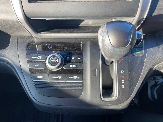 ホンダ フリード G ホンダセンシング 静岡県 2017(平29)年 7万km ホワイトオーキッドパール ●純正ナビ/(ワンセグ/CD/DVD/Bluetooth)/(ギャザズ/VXM-175VFi)/●ハーフレザーシート/●バックカメラ/●アダプティブクルーズコントロール/●衝突被害軽減システム/●レーンキープアシスト/●ワイパーデアイサー/●フォグランプ/●オートライト/●革巻きステアリング/●ステアリングスイッチ/●ETC/●両側パワースライドドア/●電動格納ウィンカーミラー/●ドアバイザー/●スマートキー/●プッシュスタート/●純正15インチアルミホイール/●ダブル+サイド+カーテンSRS+ABS/●保証書/●取扱説明書